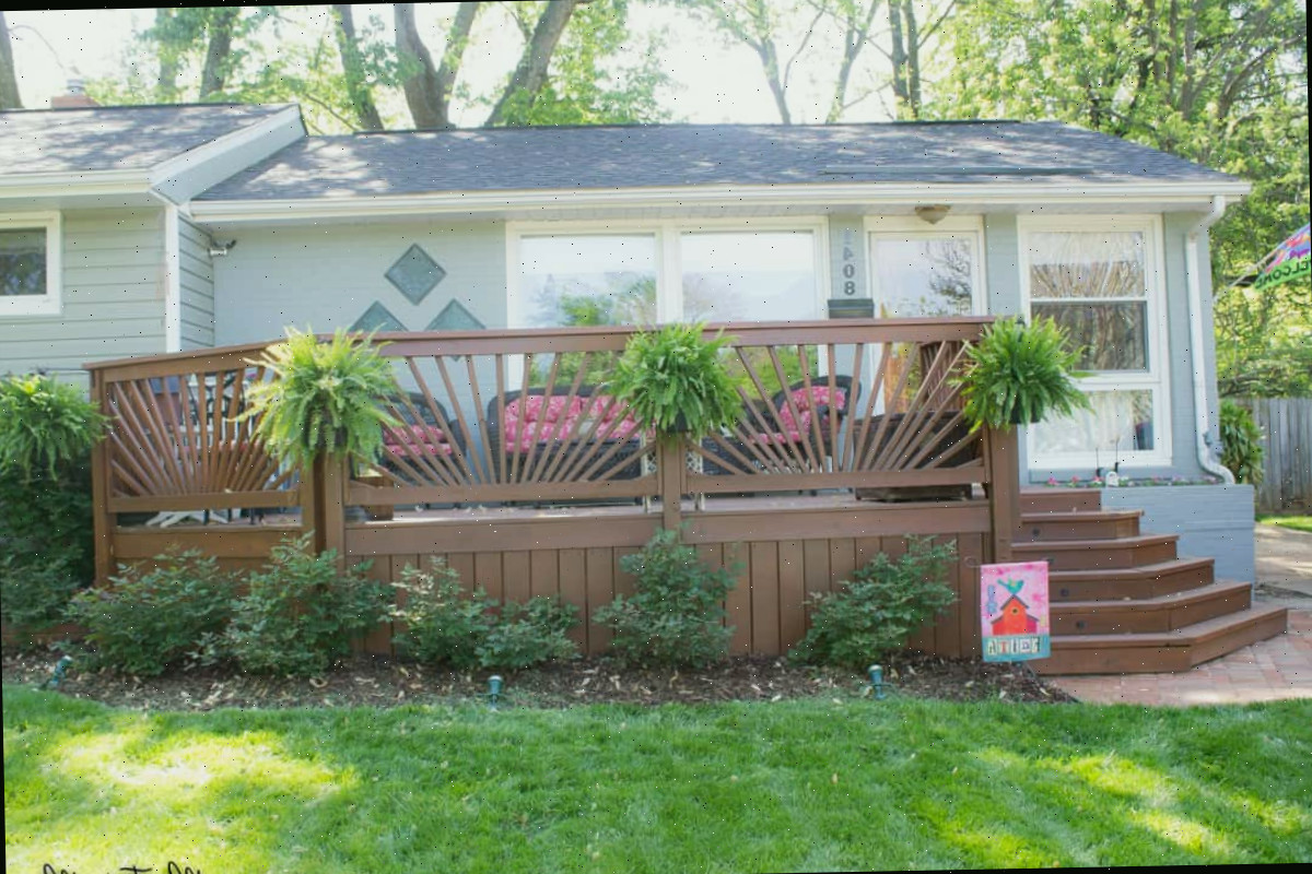 casa estilo rancho com deck manchado na frente