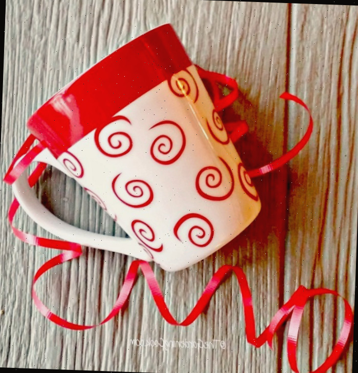 Adicione uma caneca decorativa de festa