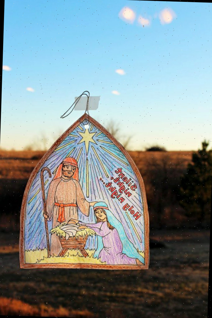Página para colorir Silent Night Christmas finalizada pendurada na janela.