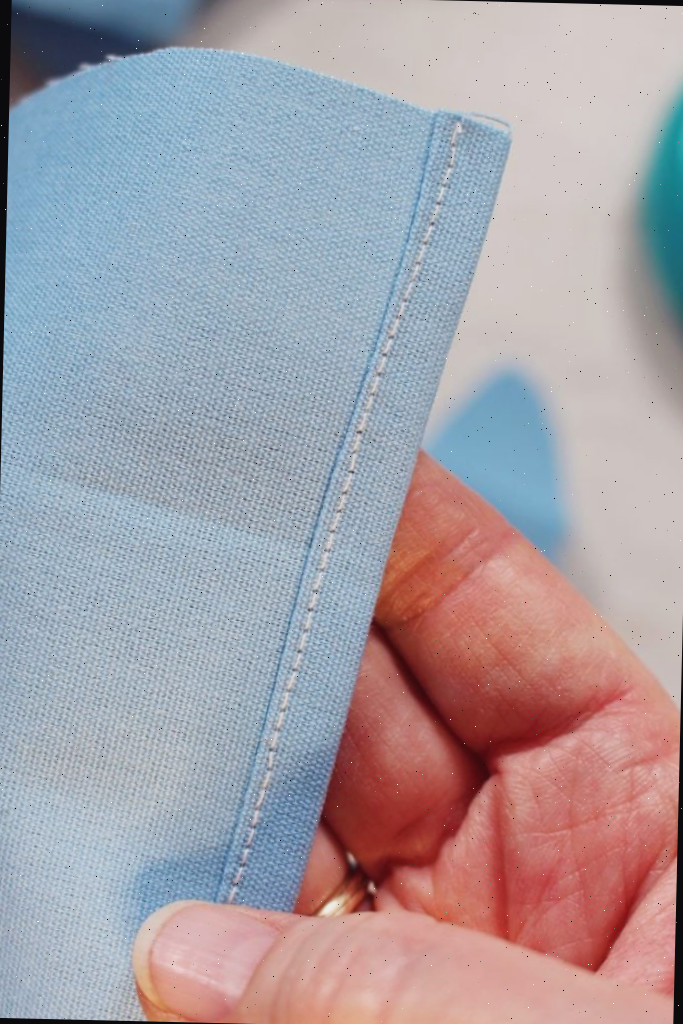 Recorte AO REDOR da orelha escolhida enquanto corta o modelo. | Welcome to Nana's #WelcometoNanas #Hand #Puppet #Free #Sewing #Pattern #Kids #Craft #DIY
