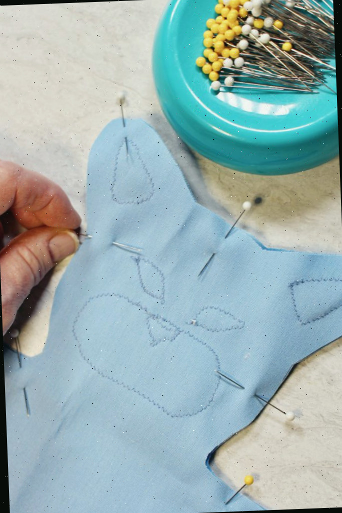 Prenda as duas peças do fantoche juntas | Welcome to Nana's #WelcometoNanas #Hand #Puppet #Free #Sewing #Pattern #Kids #Craft #DIY