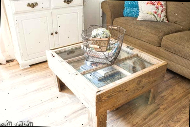 Uma sala de estar com piso de madeira