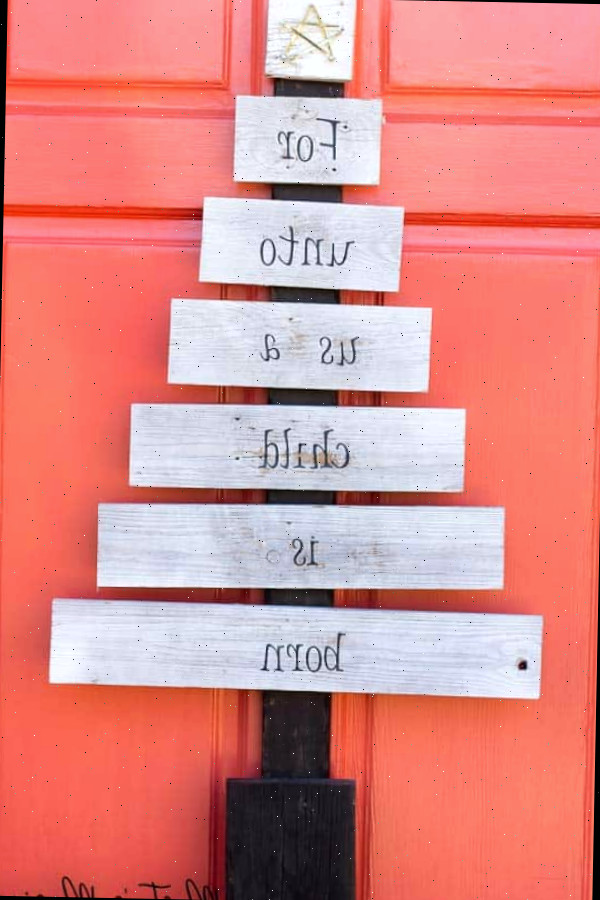 Uma placa acima de uma porta