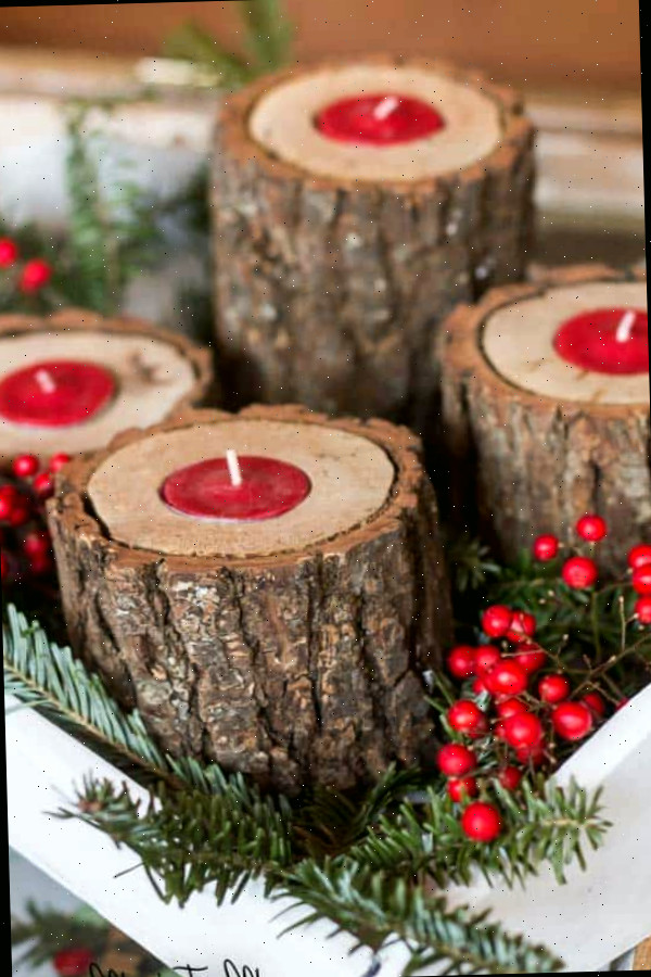 Um bolo decorado em um prato, com vela