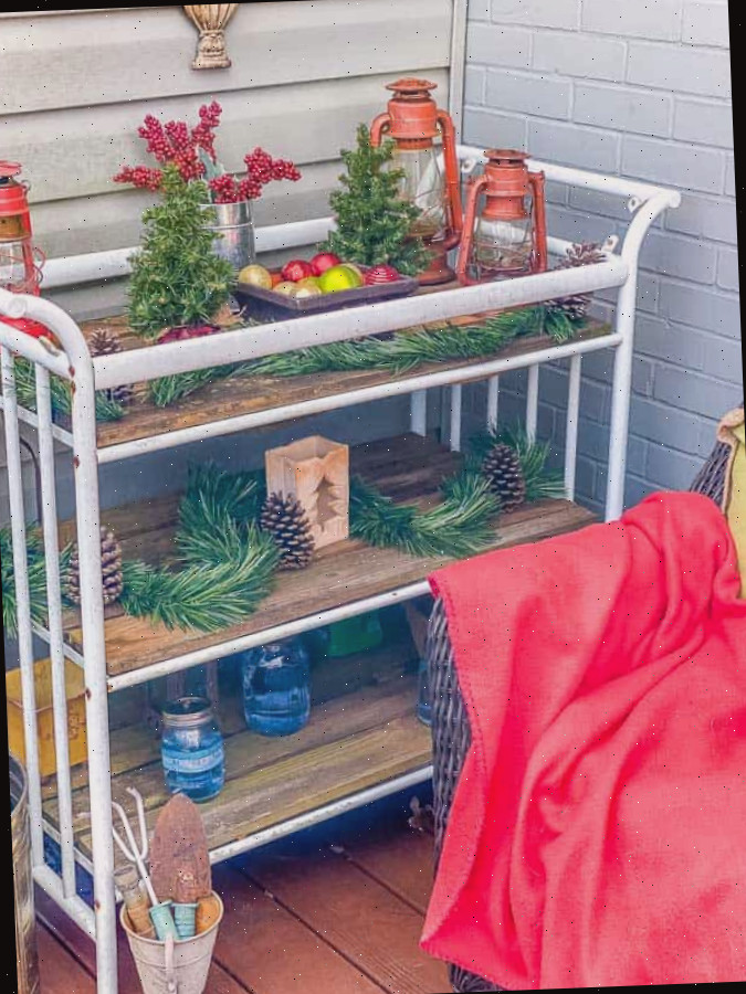 Estas 5 sugestões simples e acessíveis para ornamentar o exterior durante o Natal envolvem aproveitar o que você já possui com elementos naturais gratuitos!