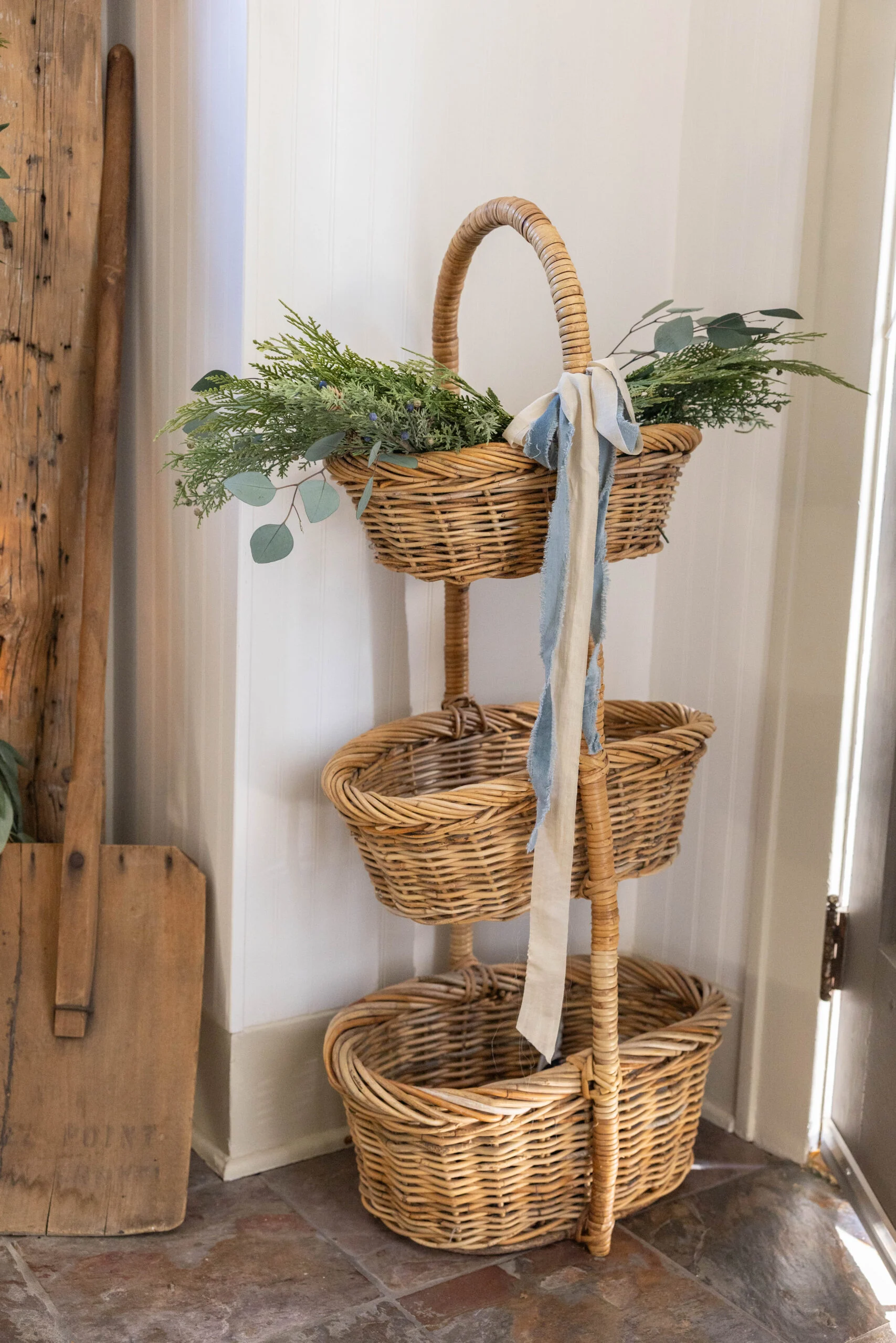 Decoração natalina em cesto na entrada