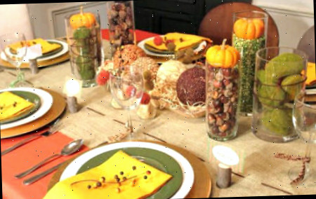 Rustic Thanksgiving table Decoração de Mesa de Ação de Graças Rústica com Bolotas, ervilhas partidas e abóboras