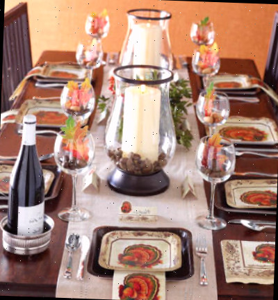 Decoração de Ação de Graças Arranjo de mesa de Ação de Graças com guardanapos coloridos e folhas em copos de vinho