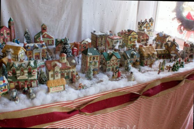 Vila de Natal montada em frente a um lençol pendurado durante o dia