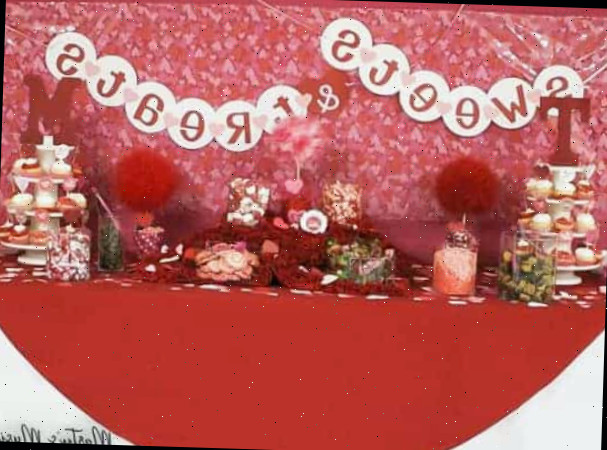 Estas decorações de 25º aniversário são ideais para uma cerimônia de renovação de votos simples e econômica, celebrando 25 anos de matrimônio! Faixa de doces e petiscos acima da mesa de recepção de aniversário do Dia dos Namorados