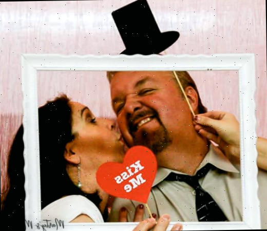 Marido e esposa centralizados em moldura vazia com placa