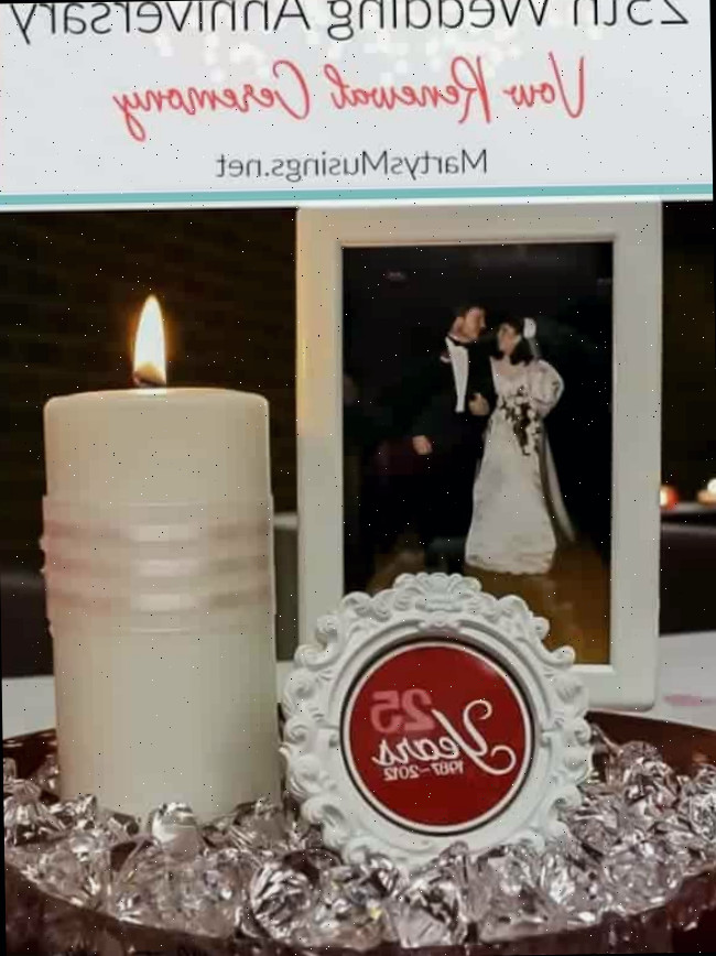 Estas decorações de 25 anos de matrimônio são ideais para uma cerimônia de renovação de votos simples e acessível, comemorando 25 anos de união! Cerimônia e decoração de renovação de votos de 25 anos de casamento