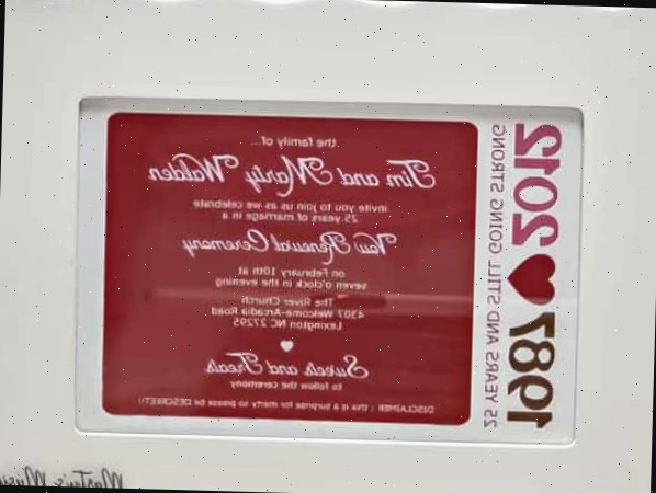 Estas decorações de 25 anos de matrimônio são ideais para uma cerimônia de renovação de votos simples e acessível, comemorando 25 anos de união! Convite de 25 anos de casamento para o Dia dos Namorados