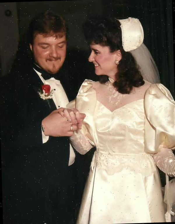 Um homem e uma mulher em um vestido de noiva
