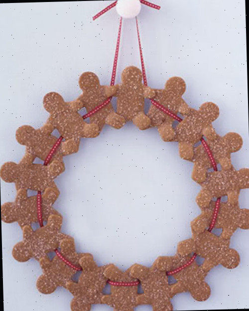 Guirlanda do Homem de Gengibre do marthastewart.com em uma porta branca.