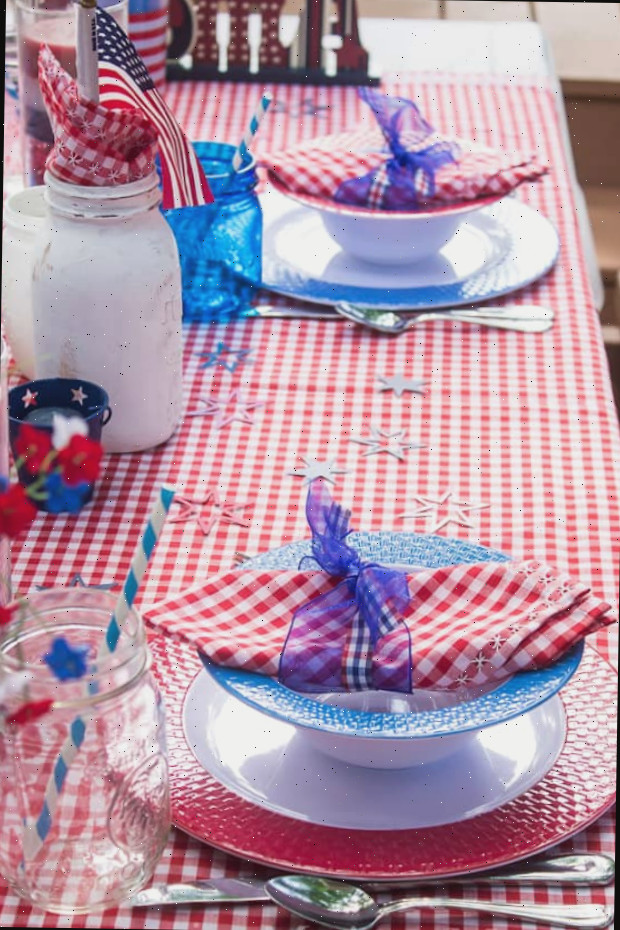 Uma mesa com pratos de comida sobre um prato, com ideia