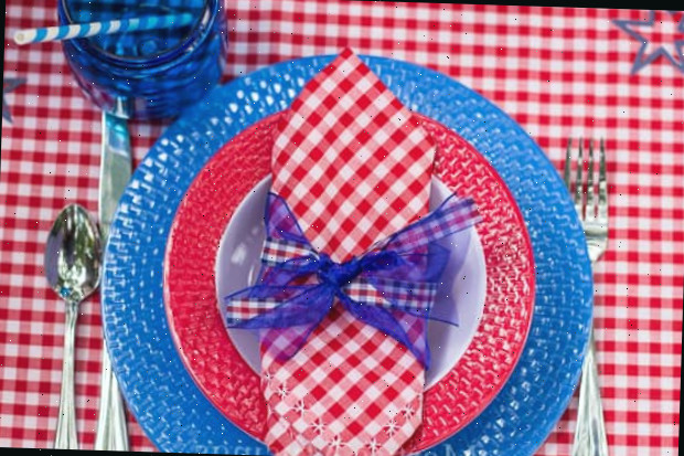 Uma mesa com fundo azul
