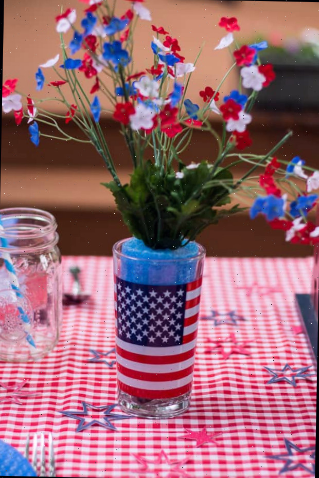 Um vaso de flores sobre uma mesa