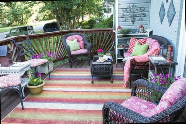 Experimente estas 5 ideias de decoração de varanda com orçamento para criar um lindo espaço externo com um tapete, almofadas, flores e acessórios baratos.