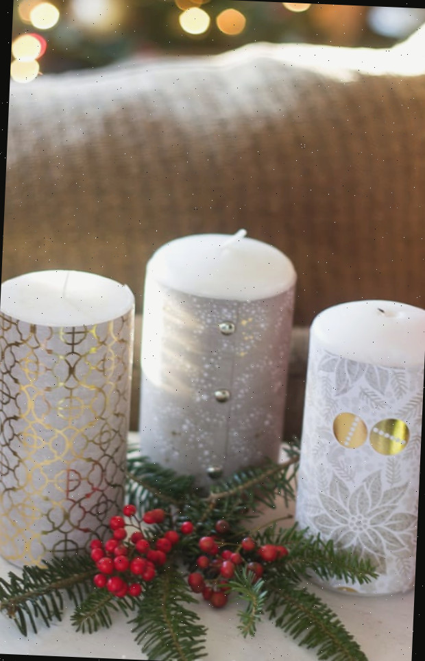 Uma xícara de café sobre uma mesa, com decoração de Natal e um enfeite