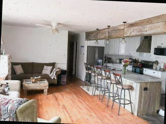 Uma sala de estar cheia de móveis e uma mesa