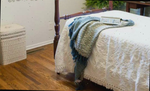 Uma cama grande em um cômodo