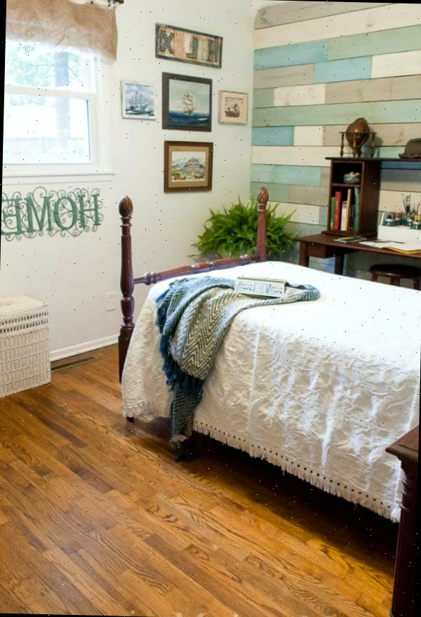 Um quarto com uma cama e uma mesa em um ambiente