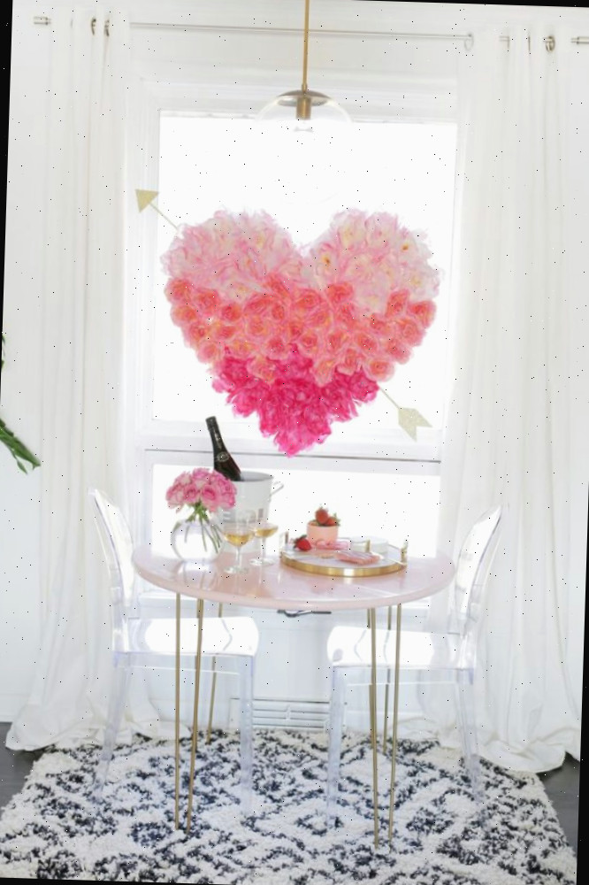 Decoração de janela com coração amassado em rosa, vermelho e branco