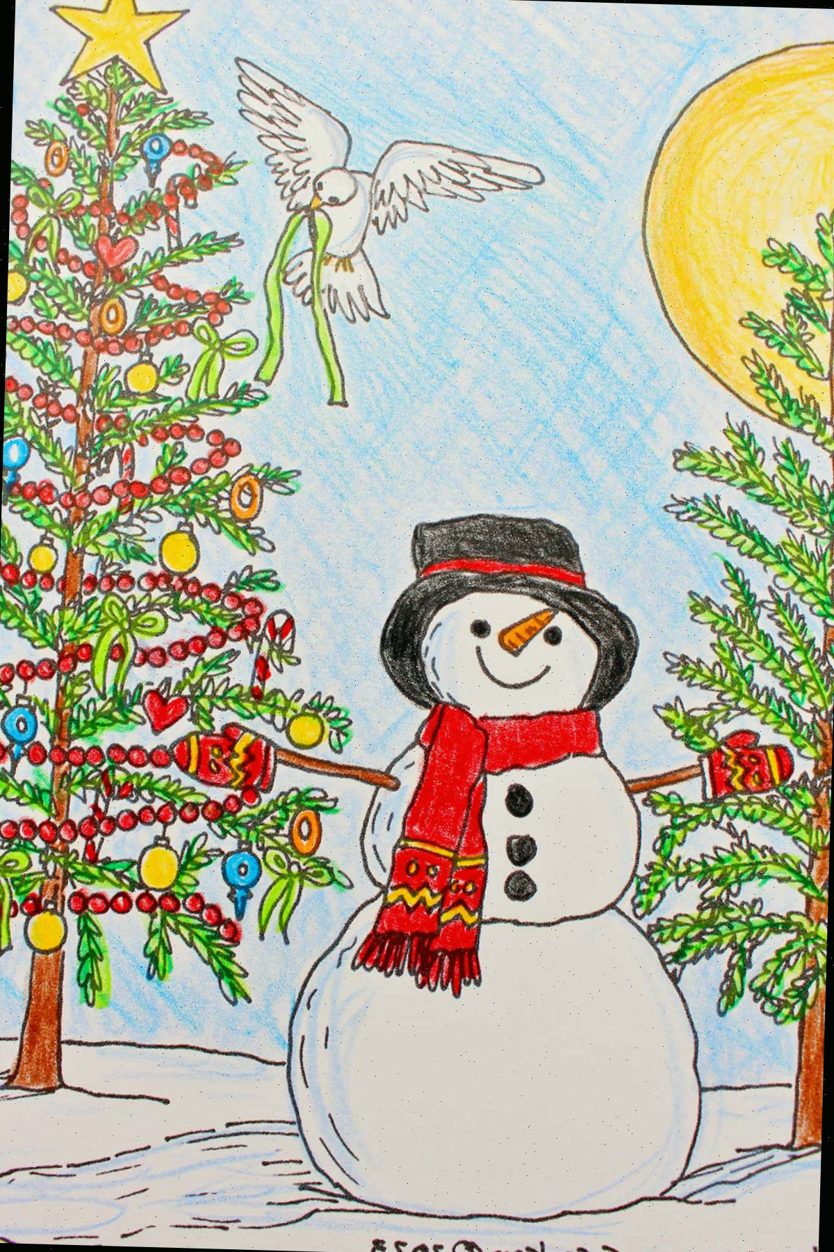 Close-up do boneco de neve colorido e das árvores de Natal.