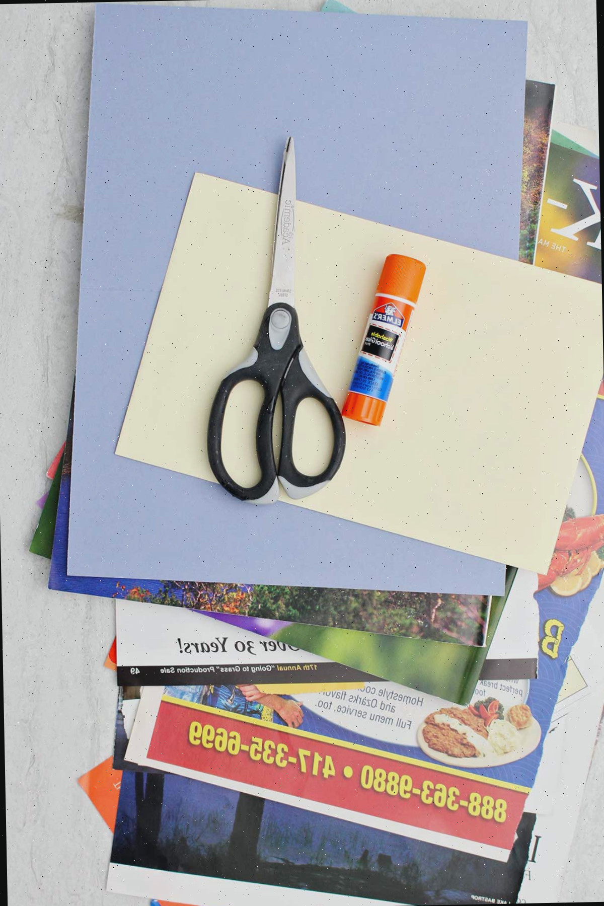 Papel, páginas de revista, cola e tesoura - tudo que você precisa para criar um cartão de colagem para o Dia dos Pais!