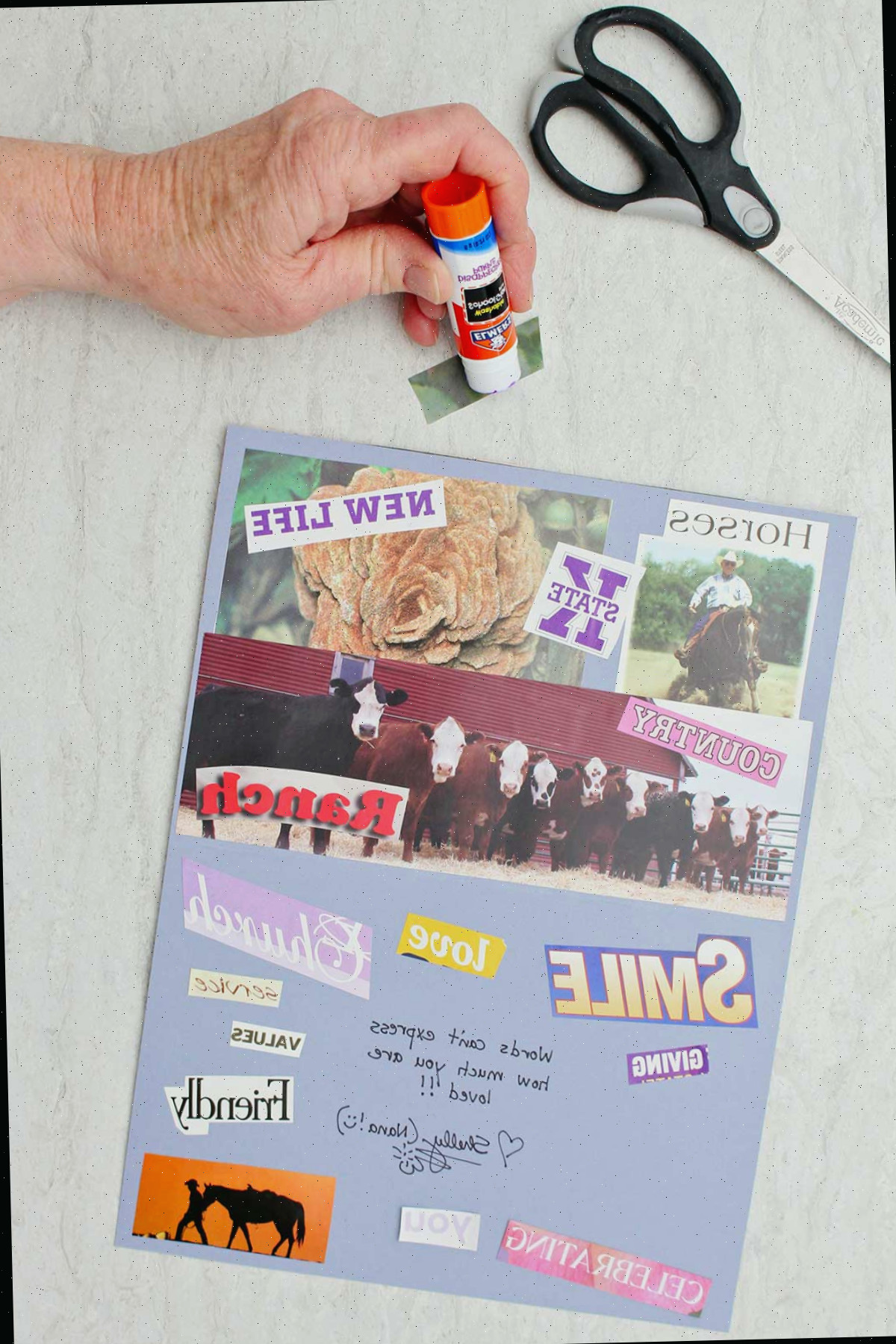 Indivíduo aplicando cola na parte de trás de uma palavra retirado de revista para o cartão do Dia dos Pais.