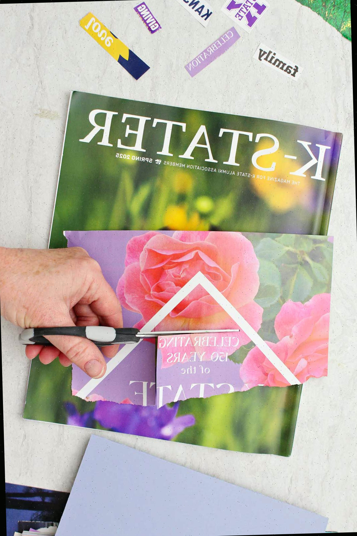 Pessoa recortando algumas palavras de uma revista K-Stater para seu cartão do Dia dos Pais.