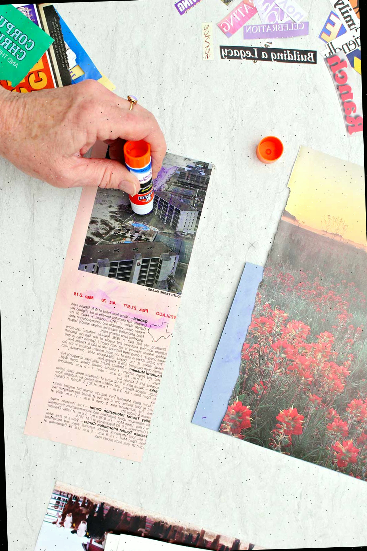 Pessoa colando a parte de trás de um recorte de revista para seu cartão do Dia dos Pais.