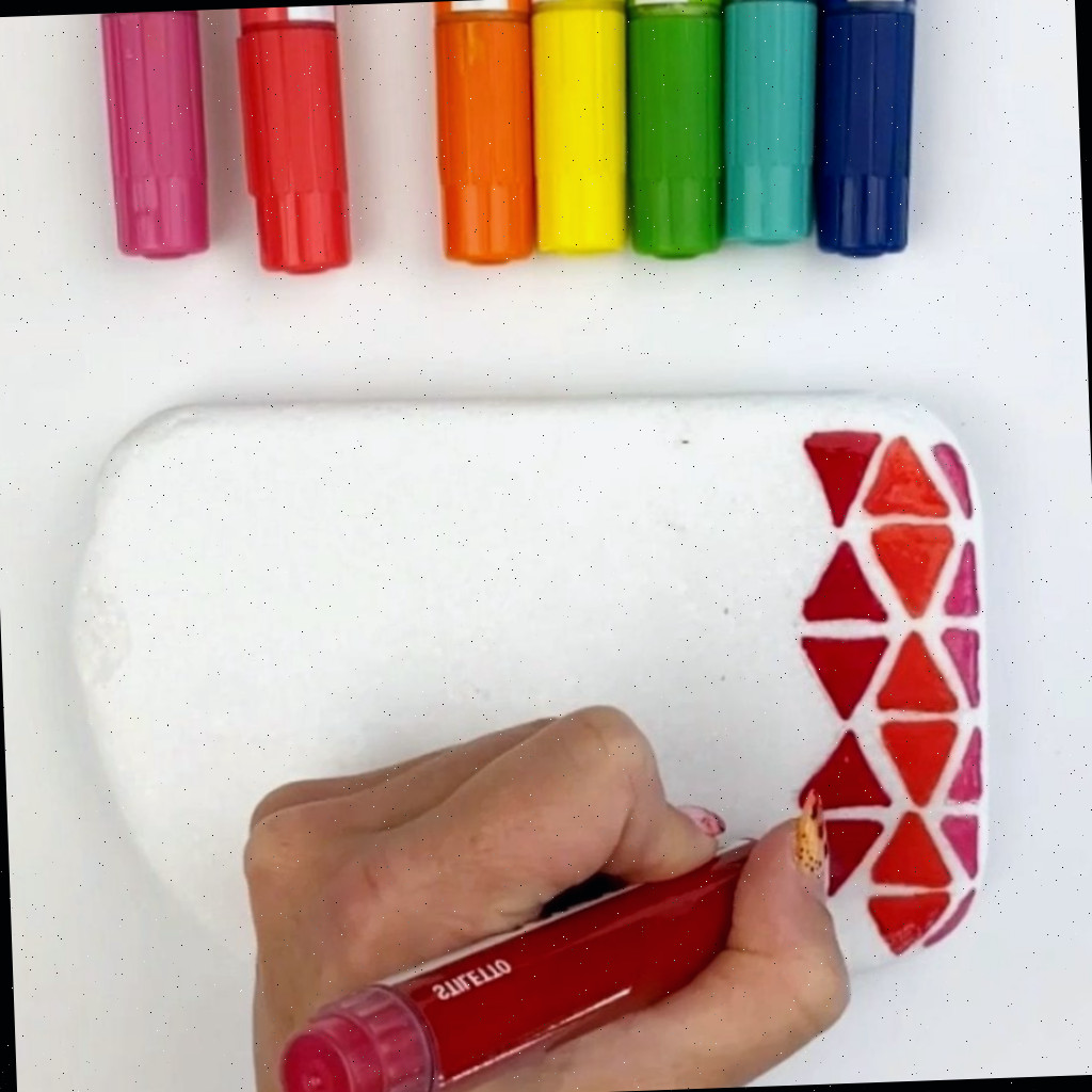 Desenhando os triângulos com canetas de tinta