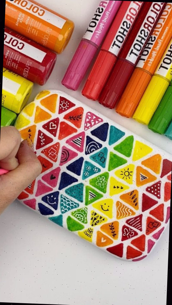 Ideias para sua pedra doodle - nesta foto os doodles estão sendo criados. Exemplos incluem um rosto sorridente e um coração.