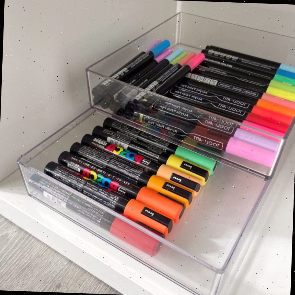 Organização do Quarto de Artesanato utilizando recipientes acrílicos para armazenar canetas
