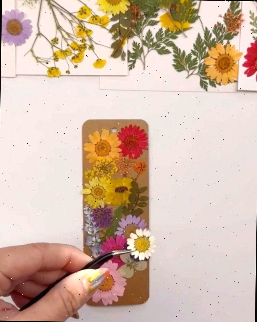 flores secas dispostas em um marcador de leitura