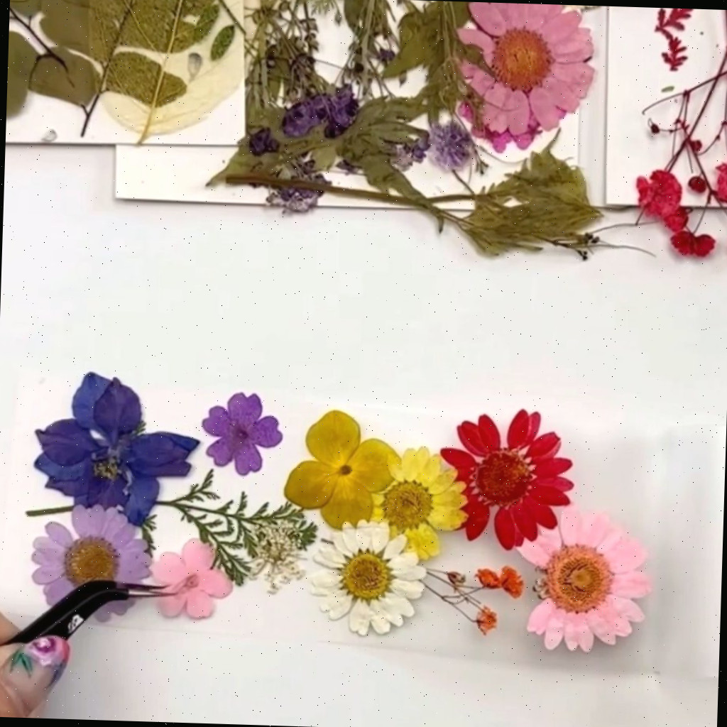 marcador de leitura transparente com flores secas