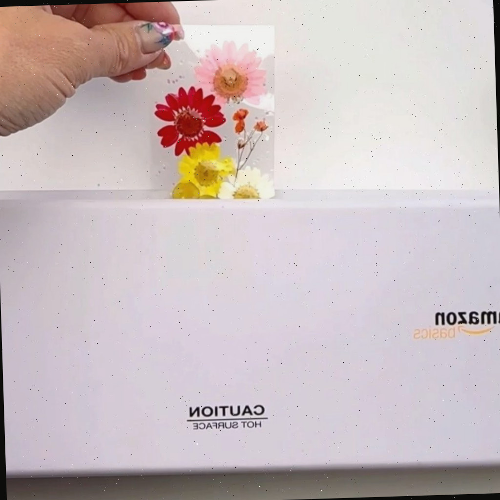 marcador de página com flores sendo laminado