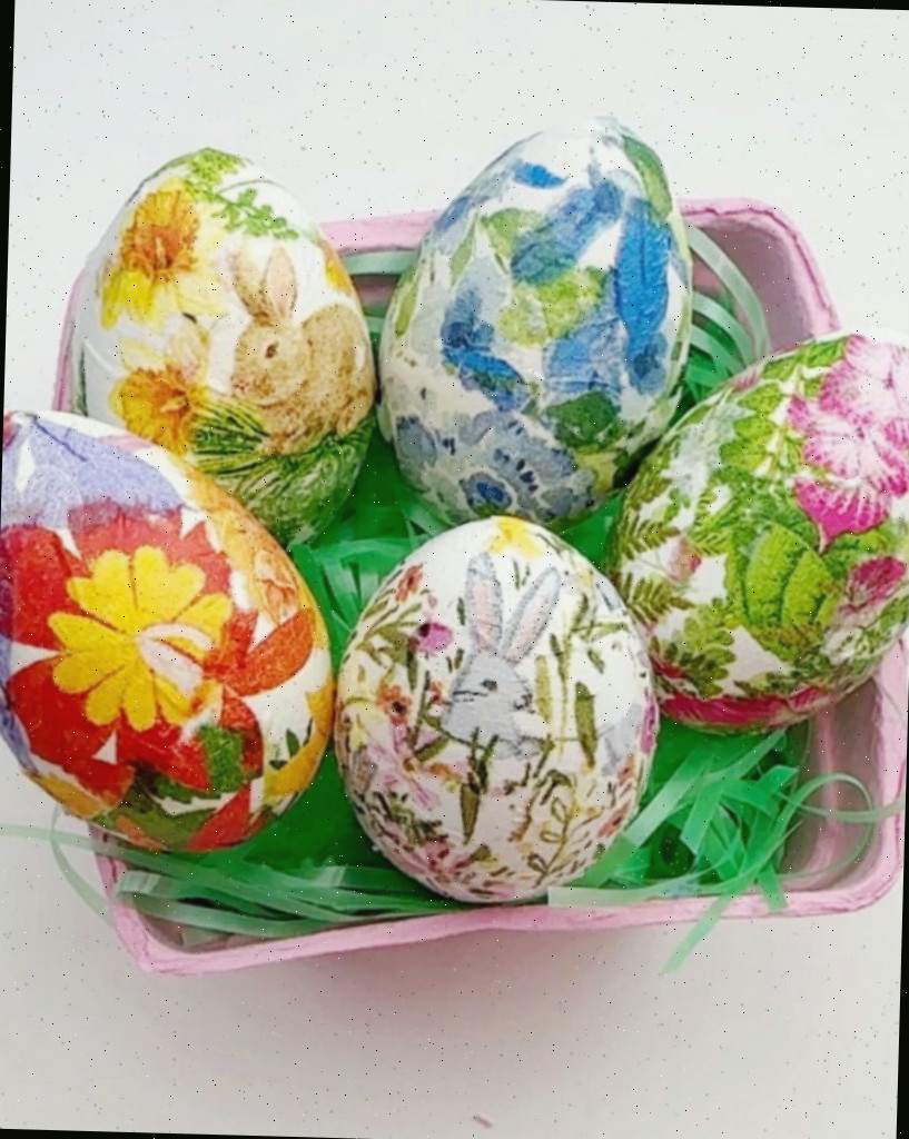 Ovos de Páscoa decorados com toalhas de papel