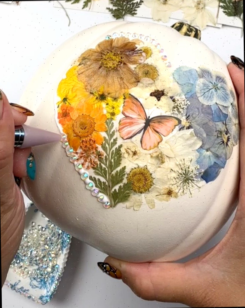 strass adicionados à abóbora decorada com flores secas