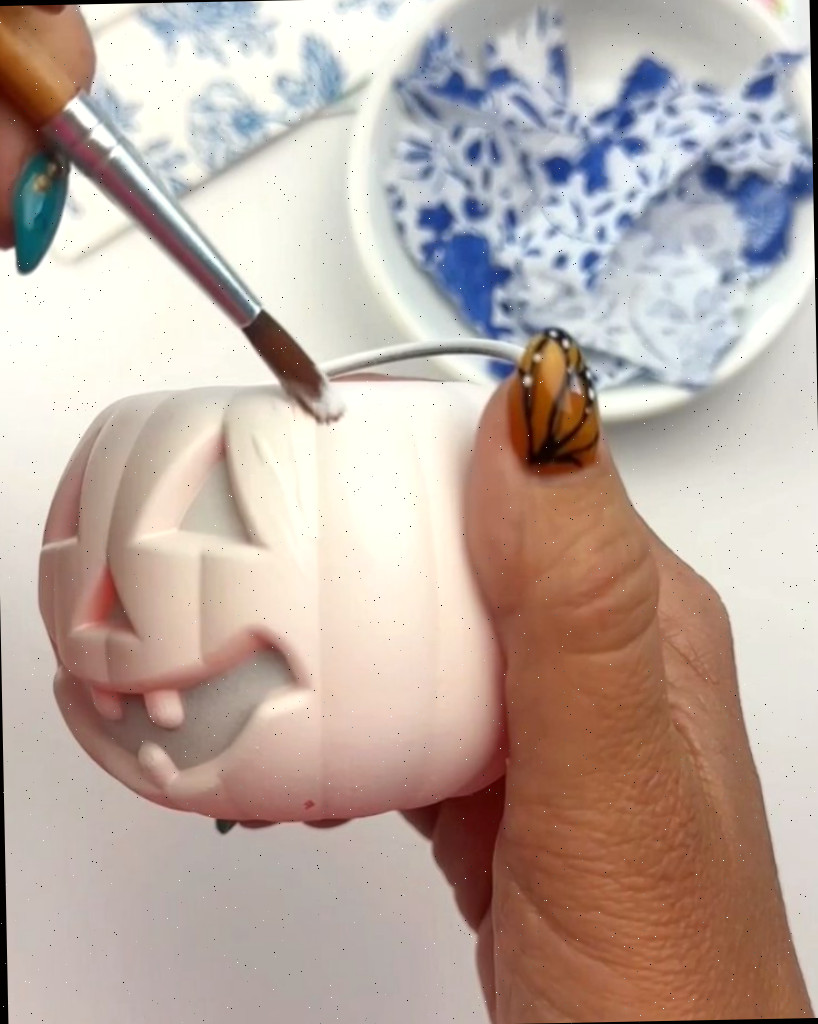 adicionando mod podge para toalhinhas de decoupage