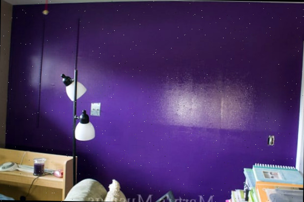 Um quarto com uma cama e uma mesa em um cômodo