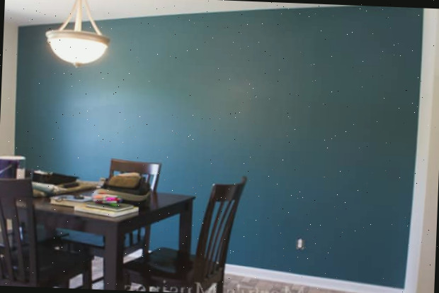 Uma TV de tela plana em cima de uma mesa de madeira