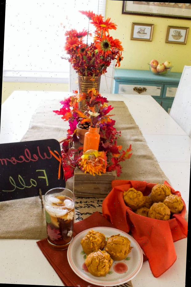 Muffins de abóbora em uma cesta sobre uma mesa decorada para o outono