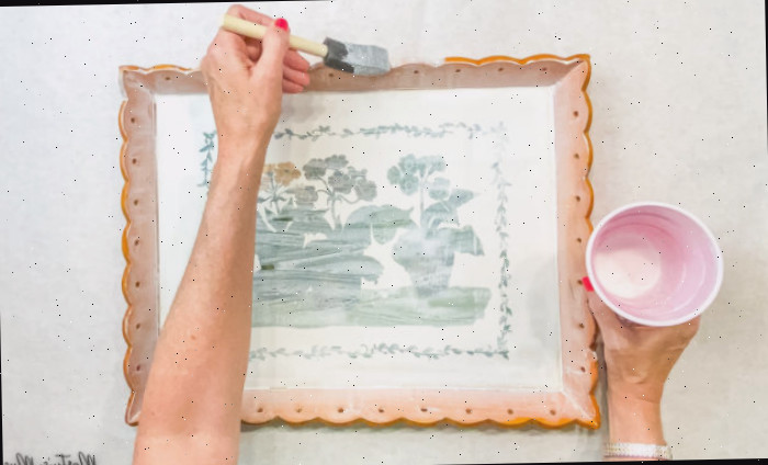 Pintar as bordas e laterais da bandeja de madeira
