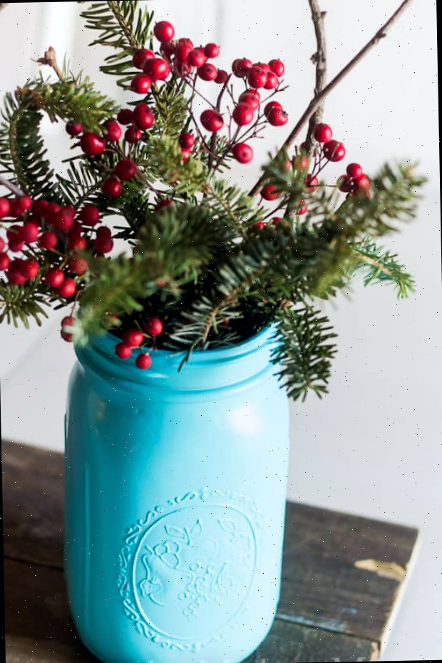 Um arranjo de flores em um vaso em uma mesa