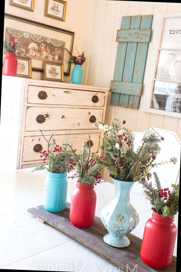 Um vaso cheio de flores rosas em uma mesa