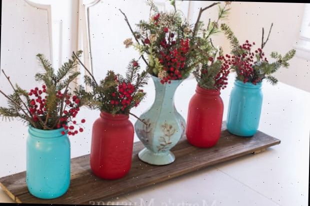 Um recipiente de flores em uma mesa