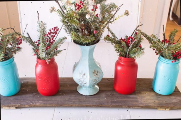 Um recipiente de flores sobre uma mesa